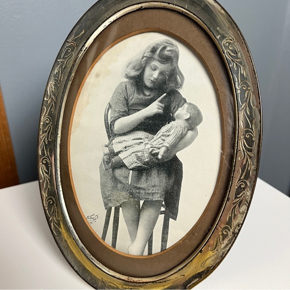 Vintage 40's Oval Round Frame with Creepy Girl with Doll Photo - Picture 7 of 11